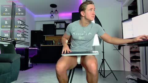 UPVOTE ME ------  ILL DO SOMETHING FOR FREE online show from February 2025 06:12:01 AM
