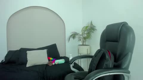 Snapshot of cloe_amazingg chatting on December 2025 02:43:02 PM Cloe online show from December 2025 02:43:02 PM