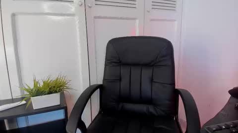 Snapshot of cloe_morningstarr chatting on October 2025 03:20:01 PM Cloe online show from October 2025 03:20:01 PM