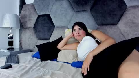 Cloe and Roman online show from November 2025 01:22:02 PM