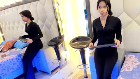 cloeygraweing online show from October 2025 04:27:02 PM