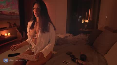 Snapshot of colouristic chatting on October 2025 11:27:01 PM Laura online show from October 2025 11:27:01 PM