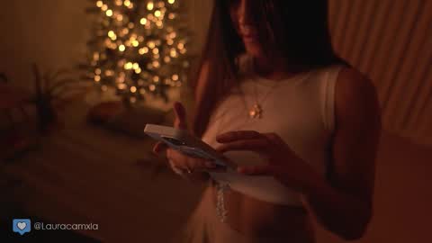 Snapshot of colouristic chatting on November 2025 01:37:01 AM Laura online show from November 2025 01:37:01 AM