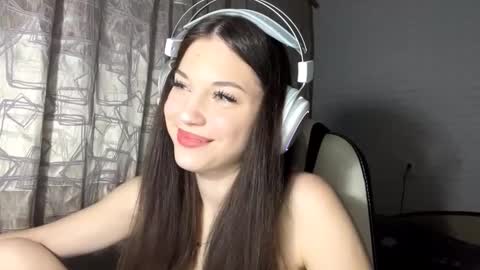 Bella  online show from October 2025 01:00:01 PM