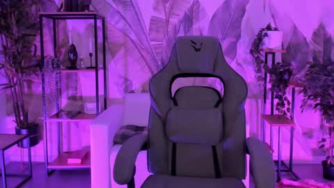 little girl who is always right or Coraline online show from October 2025 05:41:01 AM