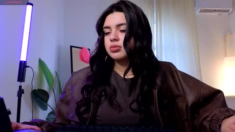 Courtney online show from September 2025 01:27:01 PM