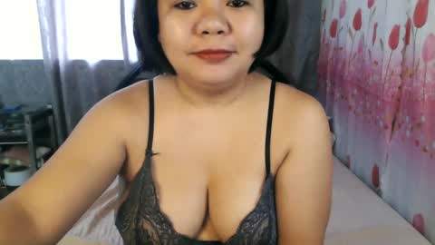 Snapshot of crystal_april chatting on December 2024 02:35:01 AM Crys online show from December 2024 02:35:01 AM