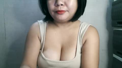 Snapshot of crystal_april chatting on February 2025 12:43:02 AM Crys online show from February 2025 12:43:02 AM