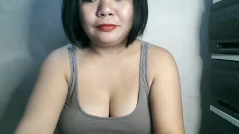 Snapshot of crystal_april chatting on February 2025 12:37:01 PM Crys online show from February 2025 12:37:01 PM