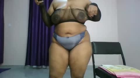 Snapshot of curvy_essie chatting on February 2025 01:16:02 PM Essie online show from February 2025 01:16:02 PM
