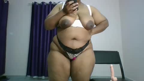 Snapshot of curvy_essie chatting on February 2025 05:42:02 PM Essie online show from February 2025 05:42:02 PM