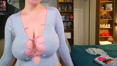 Snapshot of curvyjules69 chatting on December 2024 06:22:02 AM CurvyJules online show from December 2024 06:22:02 AM