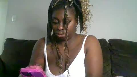 Snapshot of curvyychocolate chatting on December 2024 01:03:02 PM curvyychocolate online show from December 2024 01:03:02 PM