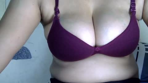 Snapshot of cute_diyu chatting on November 2025 03:52:02 AM Diyu online show from November 2025 03:52:02 AM