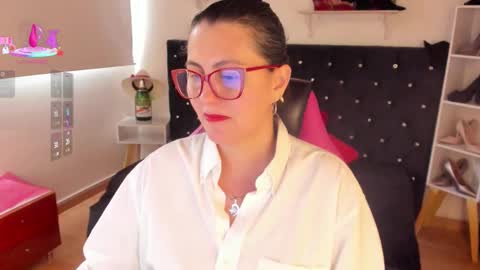 Mia  online show from September 2025 02:22:01 PM