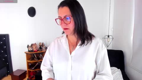 Mia  online show from October 2025 01:28:01 PM