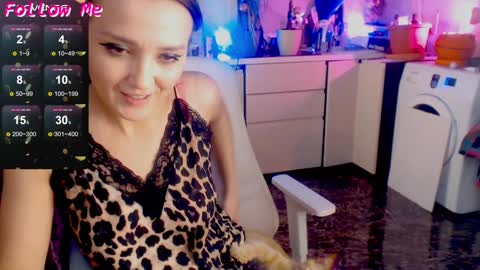 Snapshot of daddymoongirl chatting on December 2024 12:06:01 PM Tracey and Eve purple online show from December 2024 12:06:01 PM