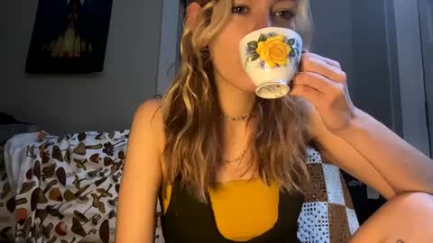 Snapshot of daisybaby699 chatting on January 2025 04:11:02 AM DaisyB3 online show from January 2025 04:11:02 AM