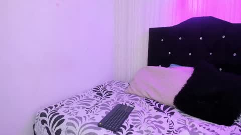 Snapshot of dakota_alice chatting on February 2025 04:18:02 AM Dakota and Valerie online show from February 2025 04:18:02 AM