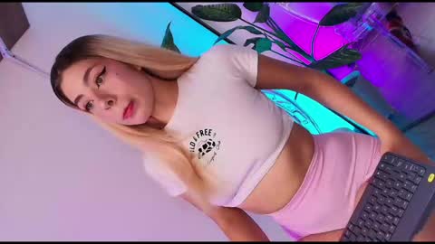 Snapshot of dalila_thoms chatting on November 2025 07:25:02 PM Dalila online show from November 2025 07:25:02 PM