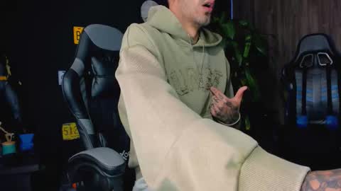 Snapshot of damiancox chatting on October 2025 03:33:02 PM Daamiancox online show from October 2025 03:33:02 PM