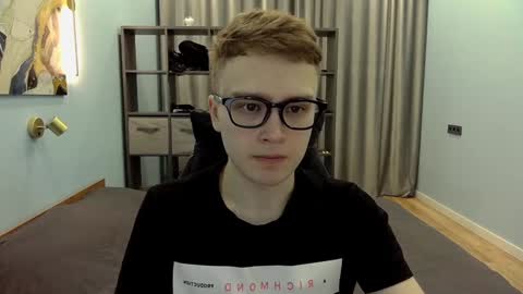 Snapshot of dan_leeroy chatting on December 2024 12:43:02 AM Dany online show from December 2024 12:43:02 AM