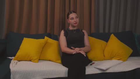 Hi my name is Daniela Im new here but I really like to chat online show from November 2025 06:07:02 PM