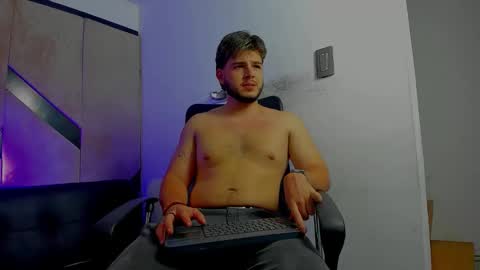 Snapshot of danielclarton chatting on October 2025 02:33:01 AM DANIEL online show from October 2025 02:33:01 AM