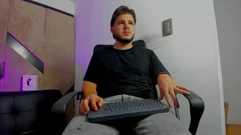 Snapshot of danielclarton chatting on October 2025 11:41:02 PM DANIEL online show from October 2025 11:41:02 PM