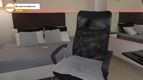 Snapshot of danteestone chatting on October 2025 08:31:02 PM Dante online show from October 2025 08:31:02 PM