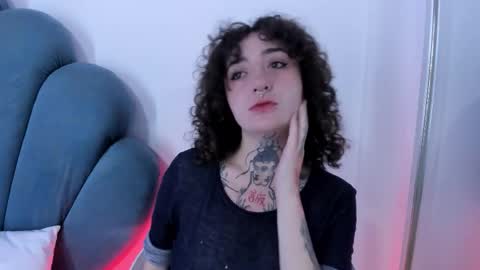 Snapshot of daphneblunt chatting on November 2025 01:44:01 PM DaphneBlunt online show from November 2025 01:44:01 PM