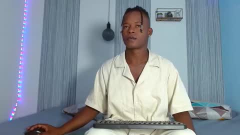 Chris  online show from November 2025 07:01:02 PM