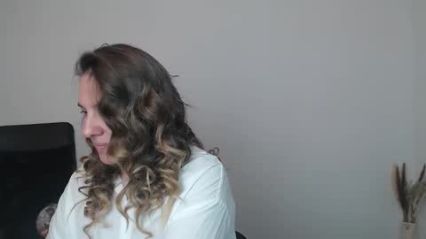 Anna online show from November 2025 06:43:02 PM