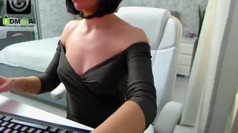 Snapshot of dear_ellisse chatting on January 2025 01:24:02 PM Elly online show from January 2025 01:24:02 PM