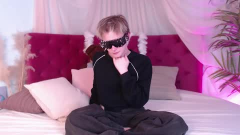 Snapshot of demianenglen chatting on October 2025 10:51:02 PM demianenglen online show from October 2025 10:51:02 PM