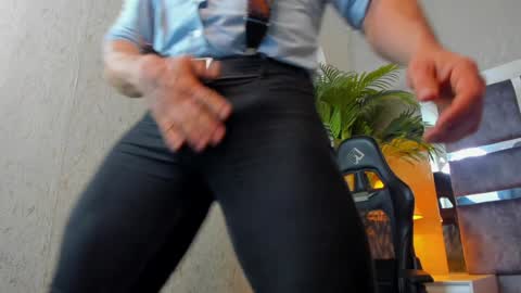 dennis_cox_ online show from December 2024 02:30:01 PM