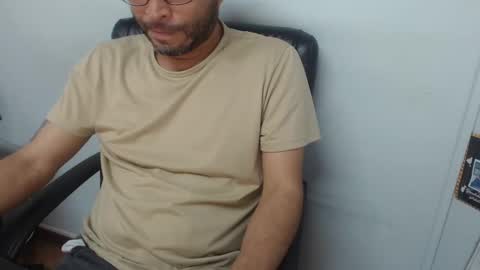 Snapshot of derrik_ chatting on November 2025 03:32:02 PM online show from November 2025 03:32:02 PM