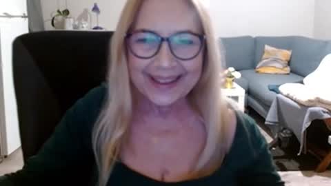 Snapshot of desiresofia chatting on February 2025 06:15:02 PM S O F I A online show from February 2025 06:15:02 PM