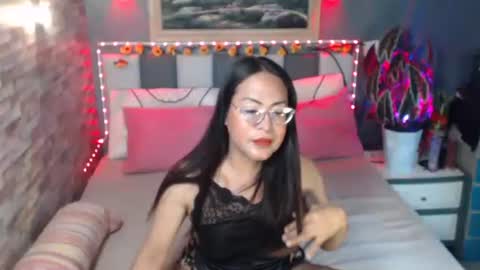 Snapshot of destinyrosexx chatting on November 2025 03:37:02 AM Rose online show from November 2025 03:37:02 AM