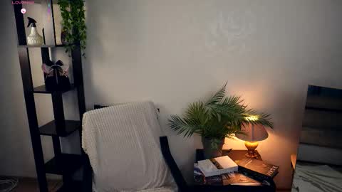 Elwyna online show from November 2025 06:53:01 PM