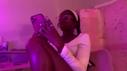 Snapshot of dimedoll33 chatting on September 2025 01:21:01 AM black american princess online show from September 2025 01:21:01 AM