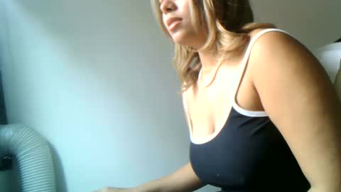 diosadeluniverso_ online show from October 2025 01:00:01 PM