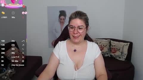 Snapshot of diva_milf chatting on November 2025 10:48:01 AM Diva online show from November 2025 10:48:01 AM