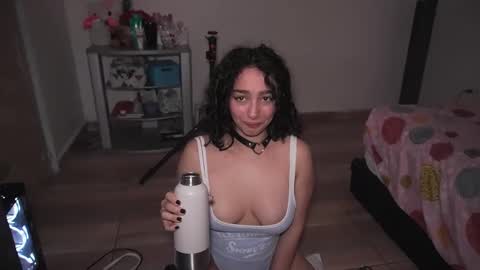 Snapshot of doll4you_ chatting on October 2025 01:54:02 PM Alice y Ros online show from October 2025 01:54:02 PM