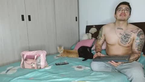 Snapshot of doll_and_sex chatting on February 2025 02:28:01 AM Auro and Santiago online show from February 2025 02:28:01 AM