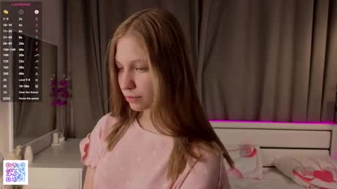 Snapshot of dollyburruss chatting on October 2025 06:08:02 PM Emilia online show from October 2025 06:08:02 PM