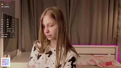 Snapshot of dollyburruss chatting on October 2025 06:17:01 PM Emilia online show from October 2025 06:17:01 PM