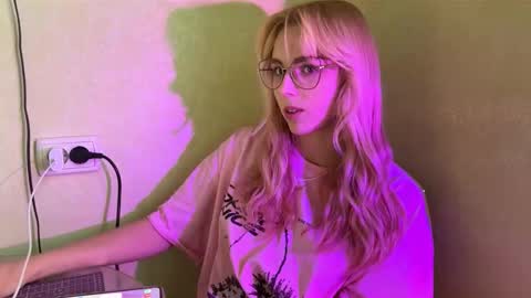 Karolina online show from October 2025 10:45:01 AM