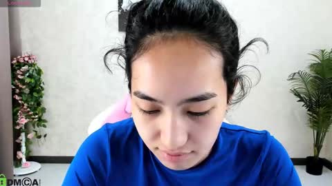 Snapshot of donnaa_drew chatting on October 2025 01:59:01 AM Aura online show from October 2025 01:59:01 AM