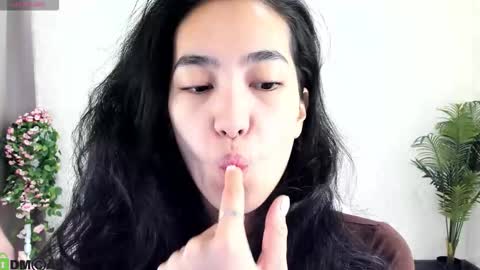 Snapshot of donnaa_drew chatting on November 2025 03:05:01 AM Aura online show from November 2025 03:05:01 AM